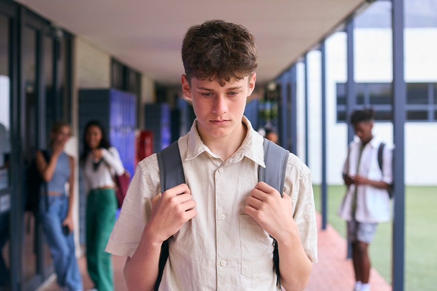 Trauriger Jugendlicher in der Schule